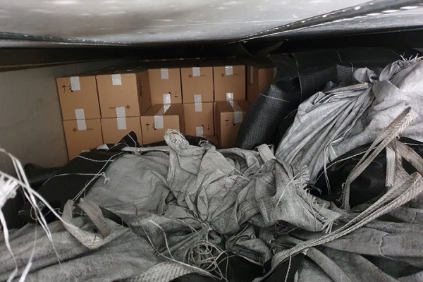 Сигареты на 2,3 миллиона евро нашли в белорусской фуре – их прятали за мешками с сажей