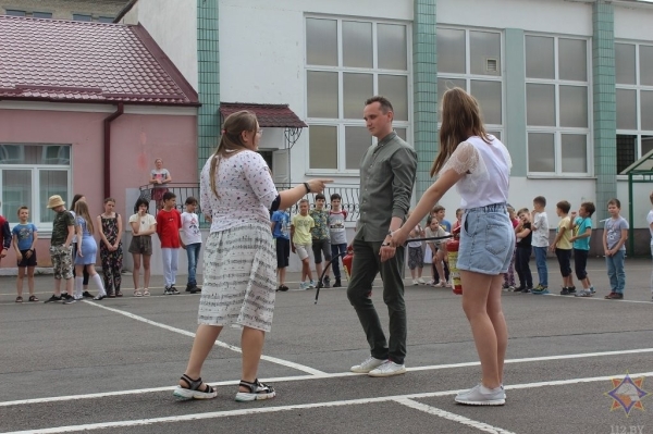 В Бресте детям продемонстрировали работу огнетушителя