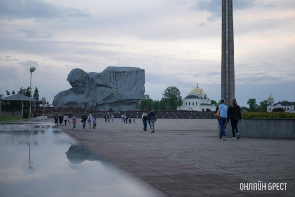 К 50-летию со дня торжественного открытия мемориального комплекса «Брестская крепость-герой» К 50-летию со дня торжественного открытия мемориального комплекса «Брестская крепость-герой»