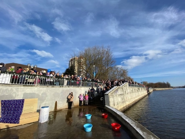 Заплыв моржей на Набережной Бреста. Посмотрите видео Заплыв моржей на Набережной Бреста. Посмотрите видео