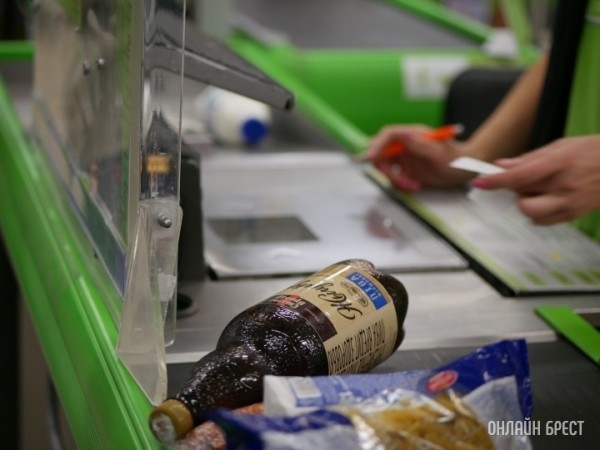 «Каждый день выпивал по 4 литра пива». Сколько можно сэкономить, если отказаться от алкоголя