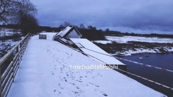В Польше с моста упала фура. Так белорусский дальнобойщик объезжал очередь на границе