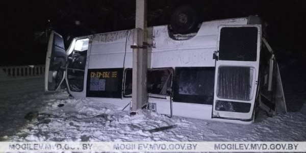 Маршрутка опрокинулась на трассе, шесть человек пострадали. Вы видели, какие у нее шины?