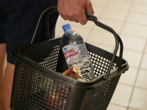 Полезно ли выпивать два-три литра чистой воды в день? Узнали у врача