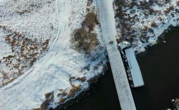 В Польше с моста упала фура. Так белорусский дальнобойщик объезжал очередь на границе