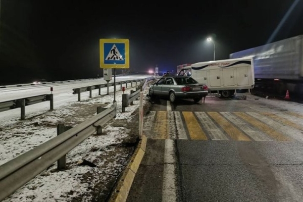 Серьезное ДТП в Брестской области: легковушка выехала на встречку и врезалась в грузовик, за рулем которого находился брестчанин