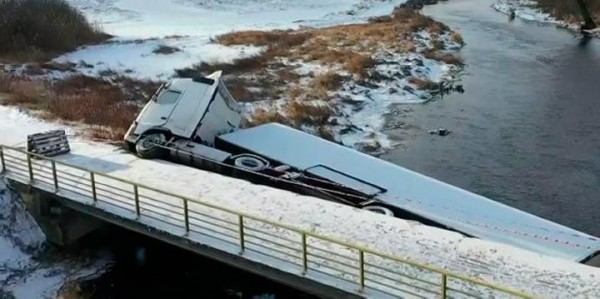 В Польше с моста упала фура. Так белорусский дальнобойщик объезжал очередь на границе