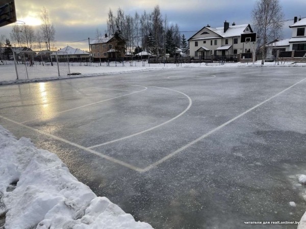 «Смотрели как на чудака, а потом присоединились». Жители Колодищей сами сделали лыжную горку и каток