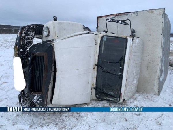 Около 100 литров алкоголя разлилось на дороге под Гродно