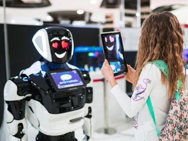 Мы знаем, где весело провести каникулы всей семьей: 85 роботов со всего света собрались на Московской в Бресте