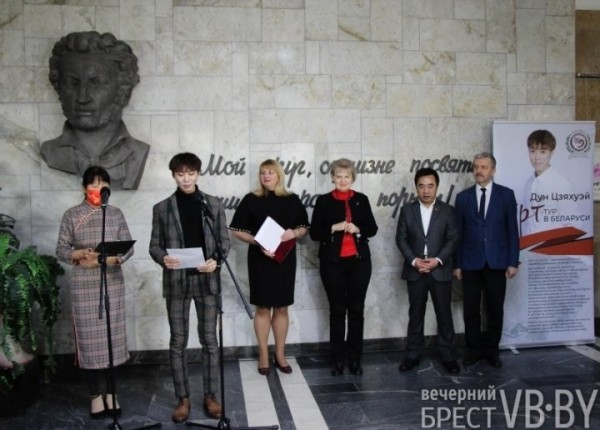 Живопись и каллиграфия. В Бресте открылась выставка, посвященная 30-летию дружбы между Беларусью и Китаем Живопись и каллиграфия. В Бресте открылась выставка, посвященная 30-летию дружбы между Беларусью и Китаем