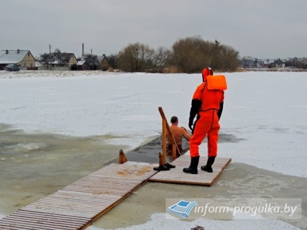 Крещенские купания прошли в Микашевичах (Брестская область)