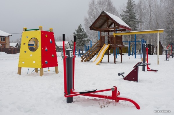 «Смотрели как на чудака, а потом присоединились». Жители Колодищей сами сделали лыжную горку и каток