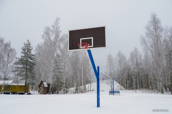 «Смотрели как на чудака, а потом присоединились». Жители Колодищей сами сделали лыжную горку и каток
