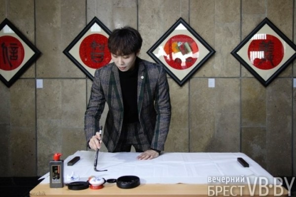 Живопись и каллиграфия. В Бресте открылась выставка, посвященная 30-летию дружбы между Беларусью и Китаем Живопись и каллиграфия. В Бресте открылась выставка, посвященная 30-летию дружбы между Беларусью и Китаем