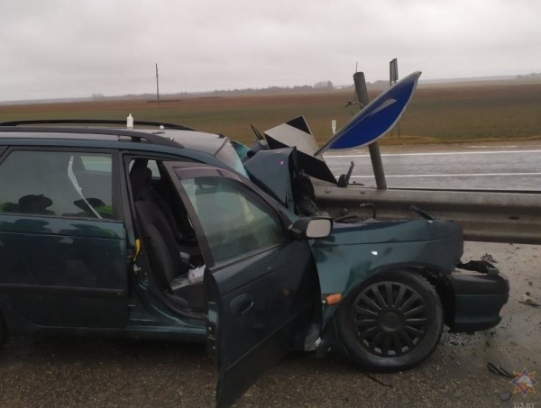 Страшное ДТП. Легковушку разрезало разделительным ограждением Страшное ДТП. Легковушку разрезало разделительным ограждением