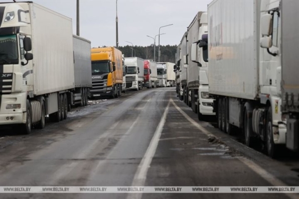 Более 600 грузовиков стоят в очереди на выезд перед пунктом пропуска «Козловичи»