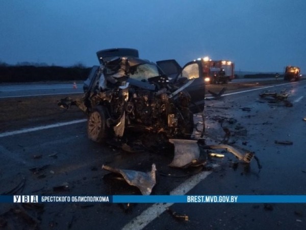 Легковушка врезалась в автомобиль дорожников в Ивацевичском районе Легковушка врезалась в автомобиль дорожников в Ивацевичском районе