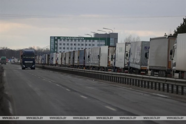 Более 600 грузовиков стоят в очереди на выезд перед пунктом пропуска «Козловичи»