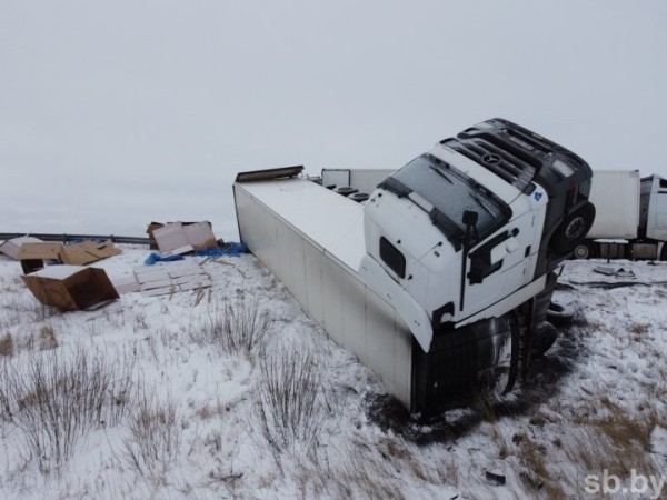 На трассе М1 произошло ДТП с участием грузовика-рефрижератора