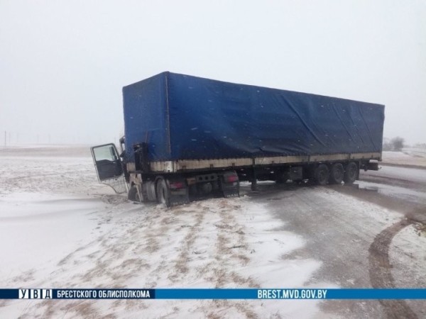 В Пинском районе фура съехала в кювет. ГАИ рассказала подробности В Пинском районе фура съехала в кювет. ГАИ рассказала подробности