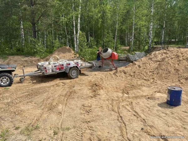 «Смотрели как на чудака, а потом присоединились». Жители Колодищей сами сделали лыжную горку и каток