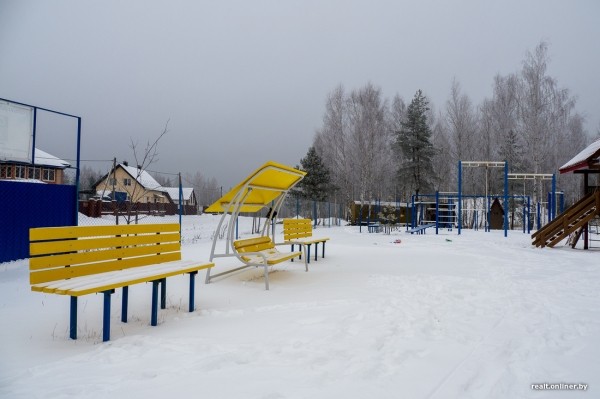 «Смотрели как на чудака, а потом присоединились». Жители Колодищей сами сделали лыжную горку и каток