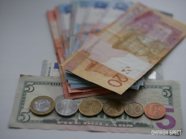 В 2021 году белорусы продали больше валюты, чем купили