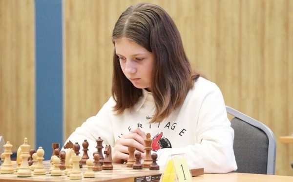 Обыграла лидера. 12-летняя шахматистка из Барановичей принимает участие в чемпионате Беларуси