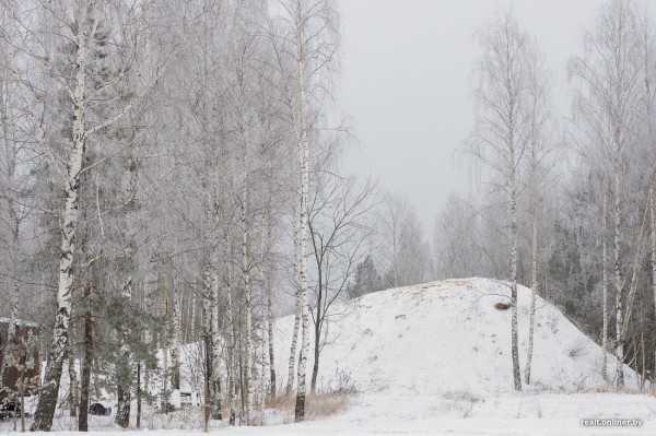 «Смотрели как на чудака, а потом присоединились». Жители Колодищей сами сделали лыжную горку и каток