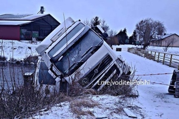 В Польше с моста упала фура. Так белорусский дальнобойщик объезжал очередь на границе