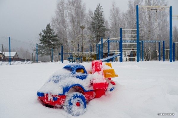 «Смотрели как на чудака, а потом присоединились». Жители Колодищей сами сделали лыжную горку и каток