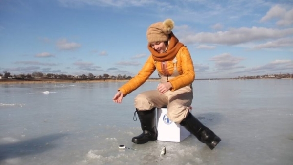 Девушка на зимней рыбалке. Жительница Брестской области рассказывает, каково это новичку рыбачить на льду