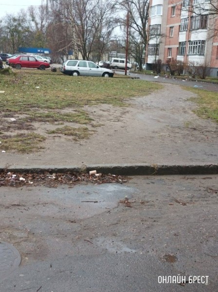 Читатель: Брест, м-н Восток. Такой «порядок» у нас здесь не редко :(
Читатель: Брест, м-н Восток. Такой «порядок» у нас здесь не редко :(