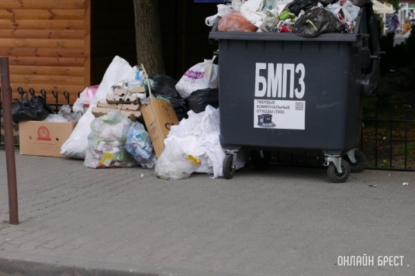 Брестские коммунальники просят горожан быть осторожнее с огнем вблизи мусорных контейнеров Брестские коммунальники просят горожан быть осторожнее с огнем вблизи мусорных контейнеров