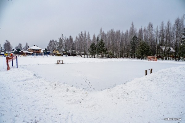 «Смотрели как на чудака, а потом присоединились». Жители Колодищей сами сделали лыжную горку и каток