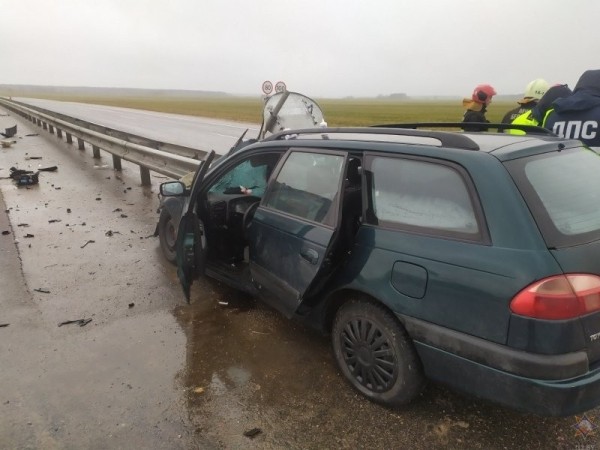 Страшное ДТП. Легковушку разрезало разделительным ограждением Страшное ДТП. Легковушку разрезало разделительным ограждением