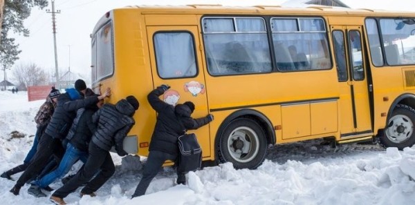 Автобус с детьми застрял недалеко от Барановичей. Помощь оказали сотрудники МЧС