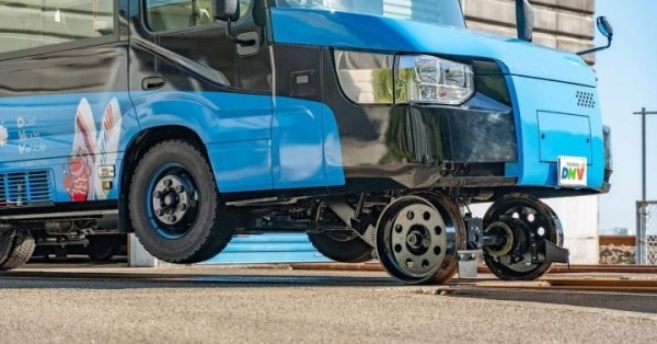 В Японии показали первый в мире автобус-поезд В Японии показали первый в мире автобус-поезд