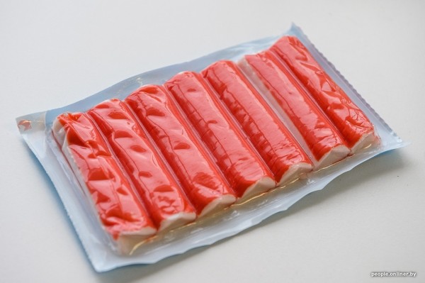 Сколько краба в крабовых палочках и какова от них польза. Заглянули в состав популярного продукта