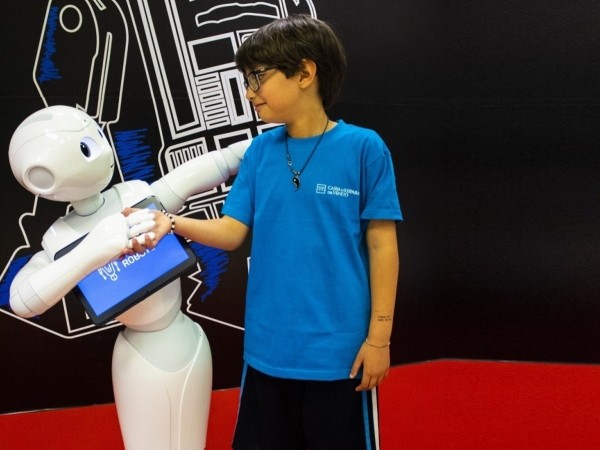 Мы знаем, где весело провести каникулы всей семьей: 85 роботов со всего света собрались на Московской в Бресте