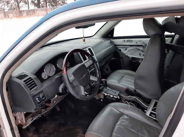 МВД продолжает распродавать Chrysler 300С из гаража ГАИ. Почем продают два авто? МВД продолжает распродавать Chrysler 300С из гаража ГАИ. Почем продают два авто?