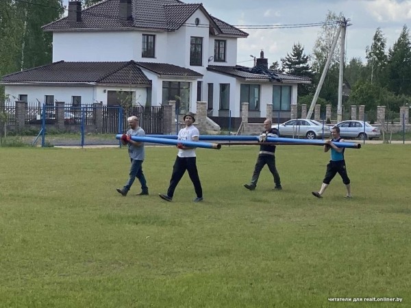 «Смотрели как на чудака, а потом присоединились». Жители Колодищей сами сделали лыжную горку и каток