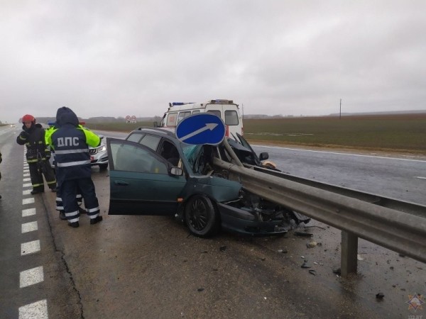 Страшное ДТП. Легковушку разрезало разделительным ограждением Страшное ДТП. Легковушку разрезало разделительным ограждением