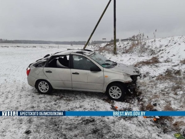 В Брестской области автомобиль вылетел в кювет