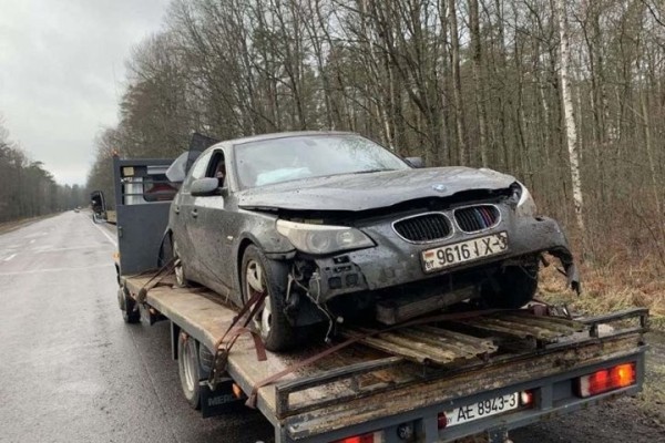 Скользко? Вылет в кювет и опрокидывание BMW попало на видео Скользко? Вылет в кювет и опрокидывание BMW попало на видео