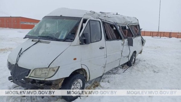 Маршрутка опрокинулась на трассе, шесть человек пострадали. Вы видели, какие у нее шины?