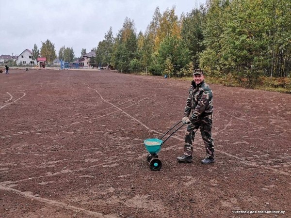 «Смотрели как на чудака, а потом присоединились». Жители Колодищей сами сделали лыжную горку и каток