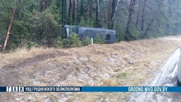 Маршрутка опрокинулась на трассе, шесть человек пострадали. Вы видели, какие у нее шины?