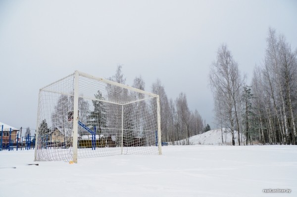 «Смотрели как на чудака, а потом присоединились». Жители Колодищей сами сделали лыжную горку и каток